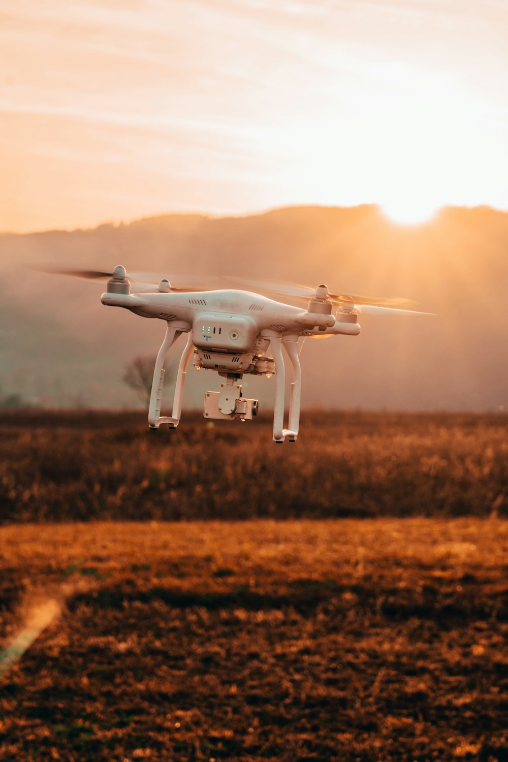 Drone relevando un campo al atardecer