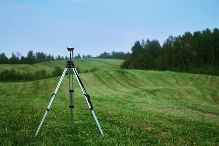 Receptor GNSS sobre trípode en un campo